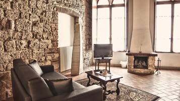 TV, fireplace