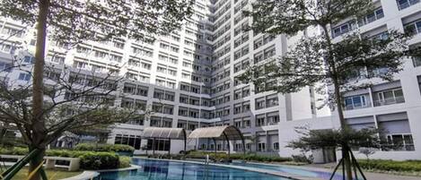 حمّام سباحة خارجي