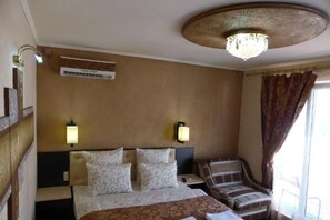 Appartement, 1 slaapkamer | Een minibar, een bureau, geluiddichte muren, een strijkplank/strijkijzer