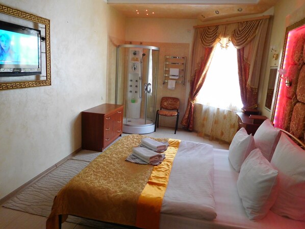 Deluxe appartement, bubbelbad | Een minibar, een bureau, geluiddichte muren, een strijkplank/strijkijzer