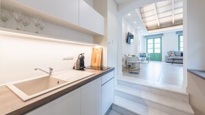 Apartment (The Triangle) | Eigene Kochnische | Wasserkocher mit Kaffee-/Teezubehör, Kühlschrank, Herdplatte