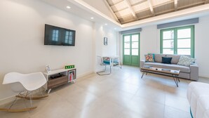 Apartment (The Triangle) | Wohnbereich | Flachbildfernseher
