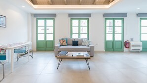 Apartment (The Triangle) | Wohnbereich | Flachbildfernseher