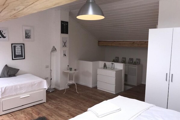 Un dormitorio con cama, mesita de noche y armario.