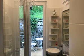 Een douche, een haardroger, handdoeken