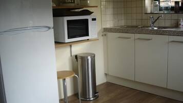 Réfrigérateur, micro-ondes, plaque de cuisson