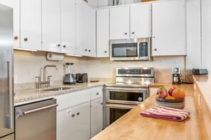 Kühlschrank, Mikrowelle, Herdplatte, Geschirrspüler