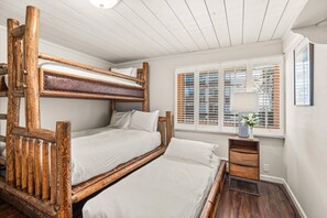 2 slaapkamers, een strijkplank/strijkijzer, gratis wifi, beddengoed