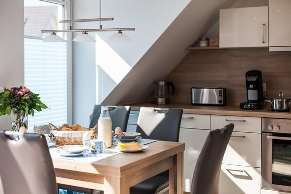 Fridge, oven, stovetop, dishwasher - Modern maisonette apartment with comfortable furnishing, near the sea (Börgerende)