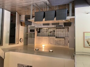 Een koelkast, een magnetron, een oven, een vaatwasser