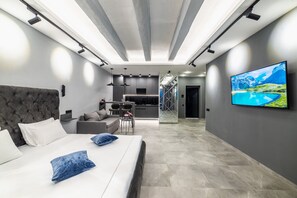Panoramic Studio Suite | Hypo-allergenic bedding, Select Comfort beds, individually decorated - European Apart-Hotel (Dnipro)