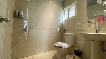 Dutxa, articles de tocador gratuïts, assecador de cabells i sabatilles