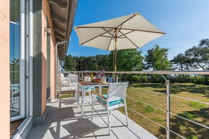 Outdoor dining - Villa Westwind Whg 04 mit Balkon - F: Villa Westwind (Mönchgut)