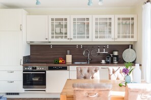 Fridge, microwave, oven, dishwasher - Villa Westwind Whg 04 mit Balkon - F: Villa Westwind (Mönchgut)