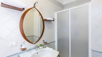 Doccia, set di cortesia gratuito, asciugacapelli, bidet
