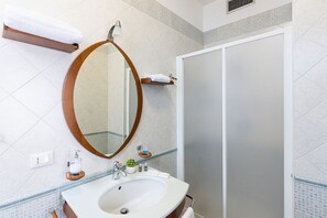 Douche, articles de toilette (gratuits), séchoir à cheveux, bidet