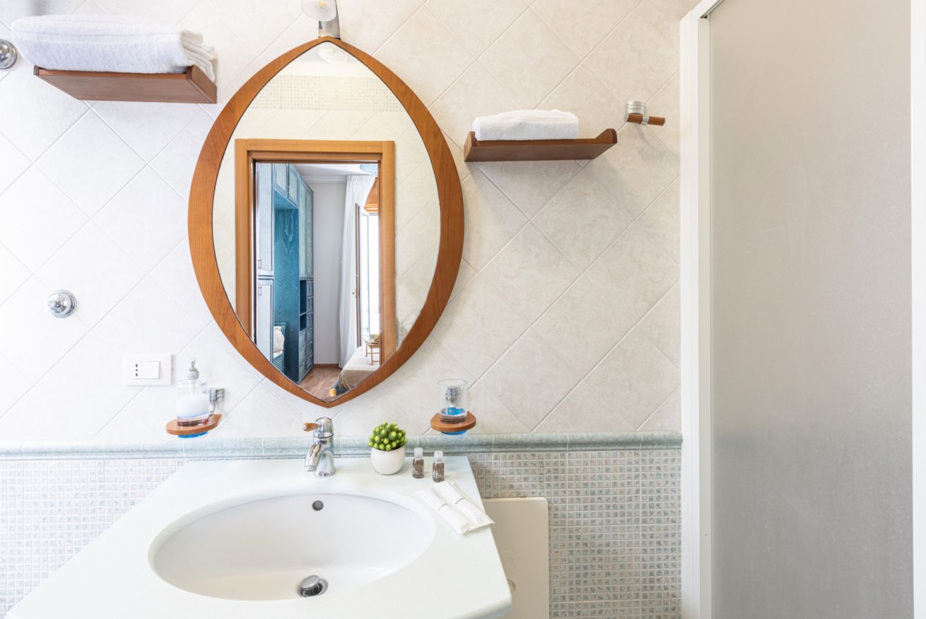 Douche, articles de toilette gratuits, sèche-cheveux, bidet