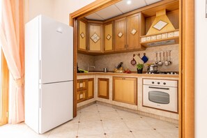 Fridge, microwave, oven, stovetop - Spacious 3 bedrooms apartment in Sorrento OldTown (Sorrento)