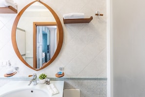 Shower, free toiletries, hair dryer, bidet - Spacious 3 bedrooms apartment in Sorrento OldTown (Sorrento)