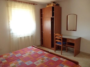 2 habitaciones, escritorio, tabla de planchar con plancha y wifi