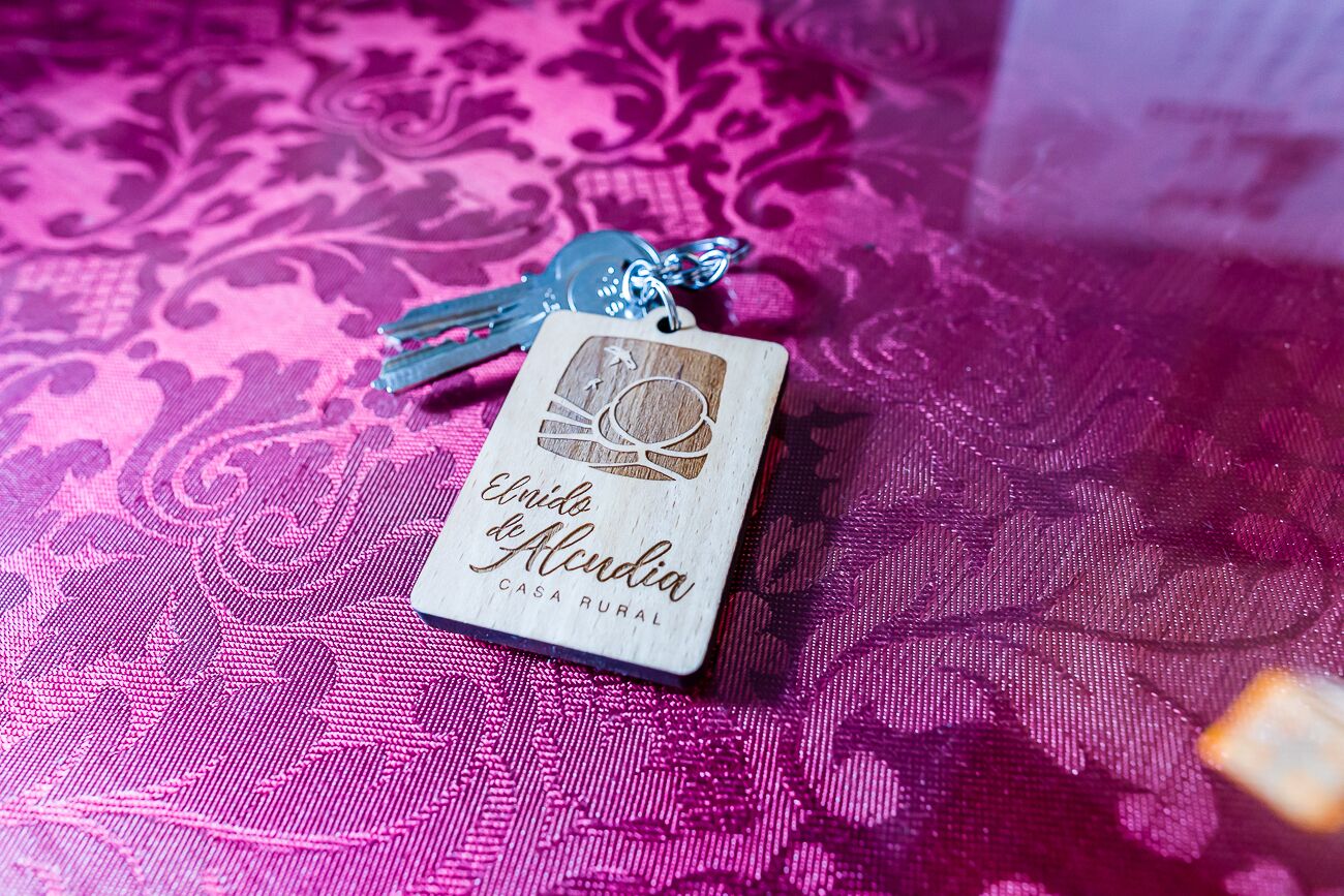 A keychain with a wooden plaque that reads "El Nido de Alcudia CASA RURAL."