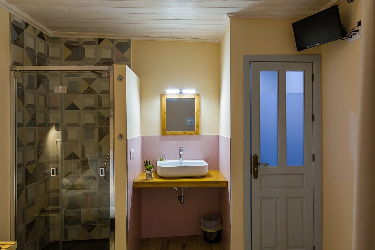 Un baño con ducha, lavabo e inodoro.