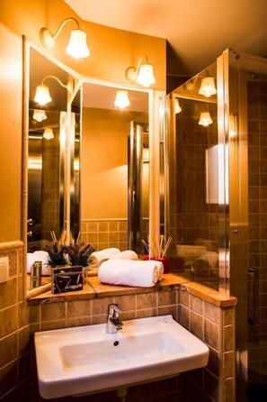 Chambre double, 1 lit double ou 2 lits jumeaux | Salle de bain | Serviettes fournies