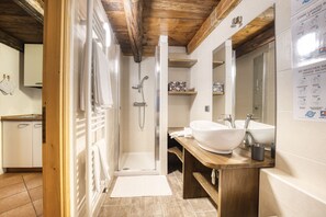 Apartment, 2 Bedrooms (Testa 4) | Bathroom | Rainfall showerhead, free toiletries, hair dryer, bidet - Incanto Walser Apartments (Macugnaga)