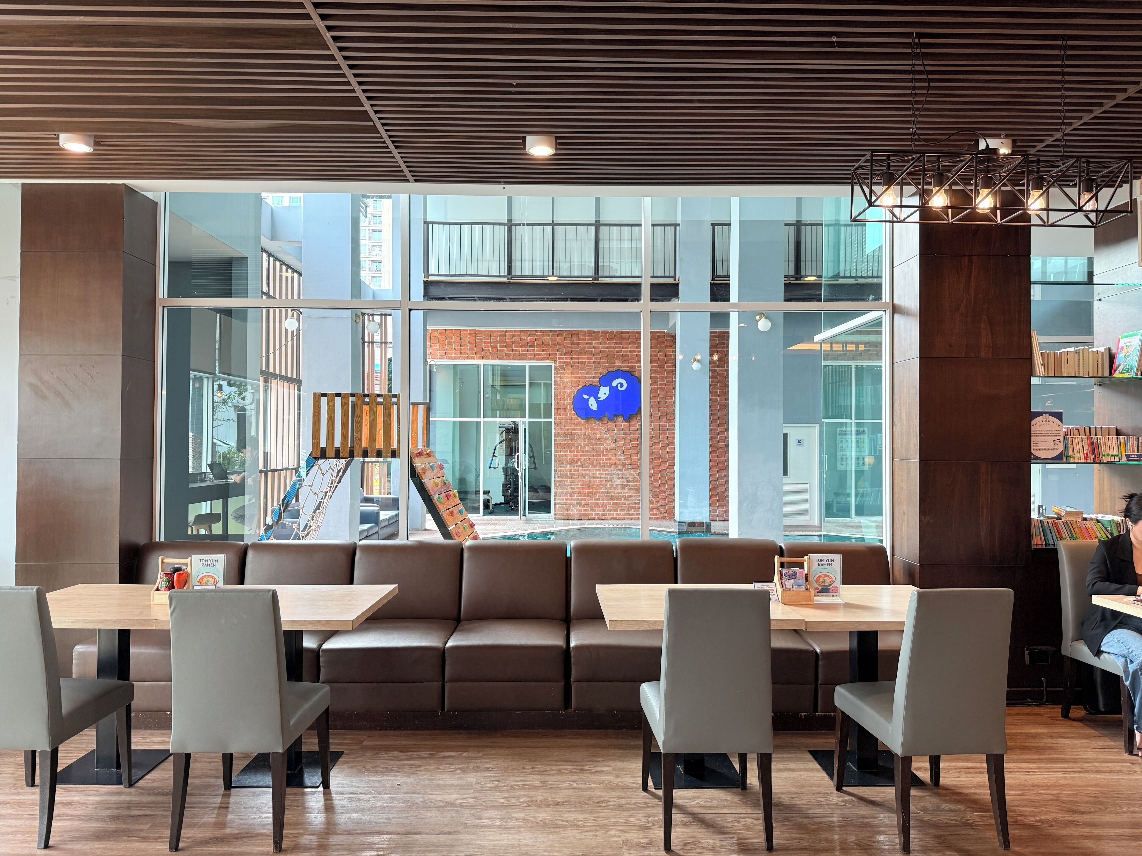 供應早餐、午餐及晚餐