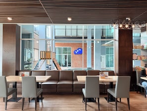 早餐,供應午餐和晚餐