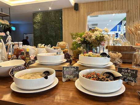 Desayuno a la carta diario (THB 250 por persona)