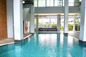 Una piscina cubierta