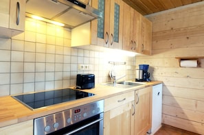 Refrigerador, horno, parrilla de estufa y cafetera y tetera