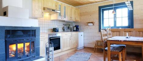 Fridge, oven, stovetop, coffee/tea maker