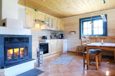 Cosy log house with fireplace in Oviksfjäll