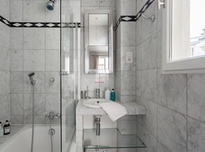 Badewanne, Haartrockner, Handtücher, Seife