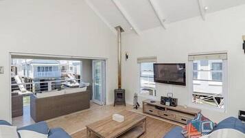 Cottage Tiêu chuẩn, 3 phòng ngủ | Khu phòng khách | TV