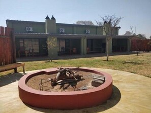 BBQ/picnic area - Crimson Bush Lodge (Hammanskraal)