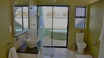 Deluxe Chalet, 2 Bedrooms | Bathroom | Shower, hair dryer, towels, soap