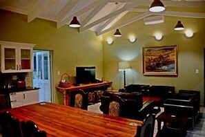 TV - Crimson Bush Lodge (Hammanskraal)