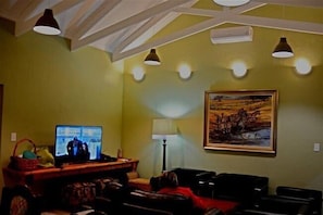 Chalet Deluxe, 2 chambres | Aire de séjour | Téléviseur