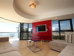 Apartamento Confort, 3 habitaciones | Zona de estar | Televisión de pantalla plana de 32 pulgadas con canales digitales