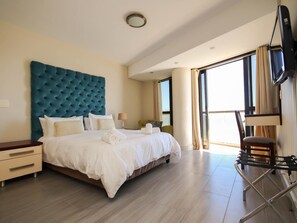 Apartamento Confort, 3 habitaciones | Caja fuerte, tabla de planchar con plancha, ropa de cama