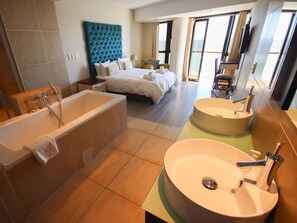 Comfort Apartment, 3 Bedrooms | Bathroom | Towels - 1201 Ocean View (Cape Town)