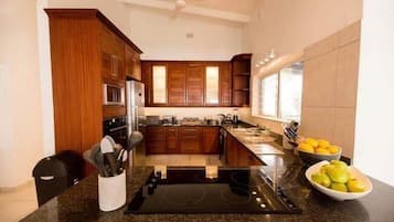 Standard Cottage, 4 Bedrooms | Private kitchen