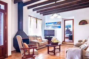 TV, lareira, mesa de pingue-pongue