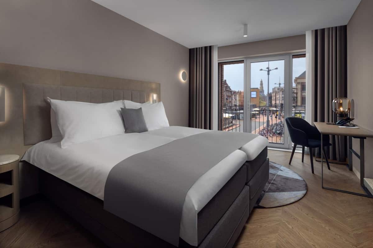 Superior Room | 1 bedroom, in-room safe, blackout drapes, soundproofing