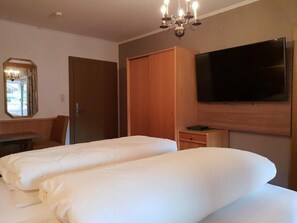 Triple Room | Desk, free cribs/infant beds, rollaway beds, free WiFi - Hotel Grieserhof (Lermoos)