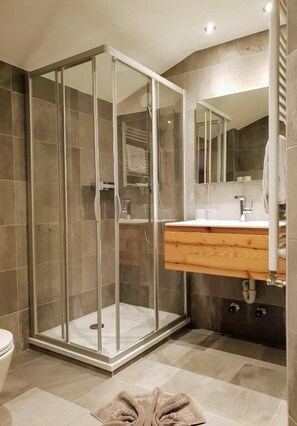 Kostenlose Toilettenartikel, Haartrockner, Handtücher, Toilettenpapier