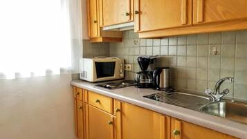 Peti sejuk, ketuhar gelombang mikro, dapur, pembancuh kopi/teh